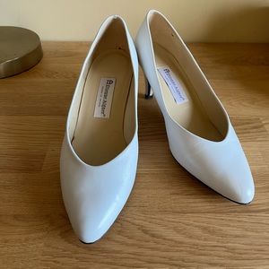 Etienne Aigner vintage pumps in white, 9.5 wide
